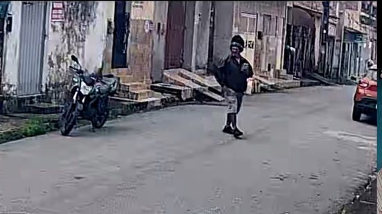 Momento em que o homem chega na porta da casa (Foto: Cortesia ao TNH1)