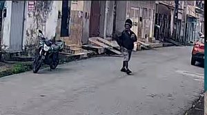 Momento em que o homem chega na porta da casa (Foto: Cortesia ao TNH1)