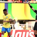Casemiro leva cartão amarelo - FIFA