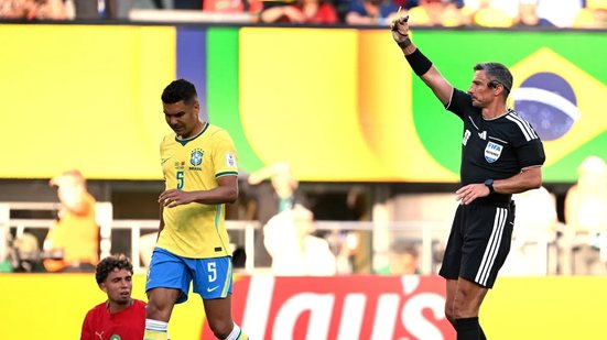 Casemiro leva cartão amarelo - FIFA