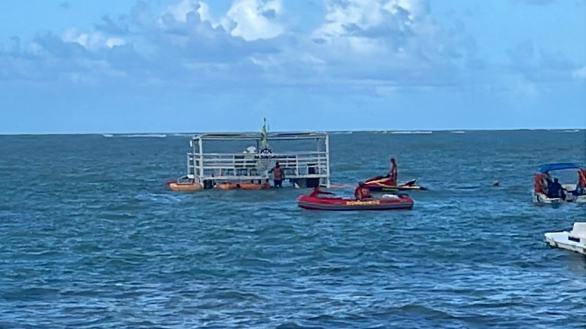 Vídeo: catamarã afunda na praia de Ponta Verde e bombeiros são acionados