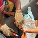 Criança fica grudada em sofá após usar supercola em MG - Divulgação / Corpo de Bombeiros