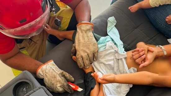 Criança fica grudada em sofá após usar supercola em MG - Divulgação / Corpo de Bombeiros