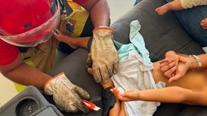 Criança fica grudada em sofá após usar supercola em MG - Divulgação / Corpo de Bombeiros