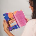Imagem Escritora Karla Dias reflete sobre escuta ativa e relações afetivas em novo livro infantil "Oliver e o Rádio"