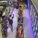 Homem é suspeito de tentativa de homicídio por atacar o proprietário do mercado com uma faca - Reprodução / NDTV