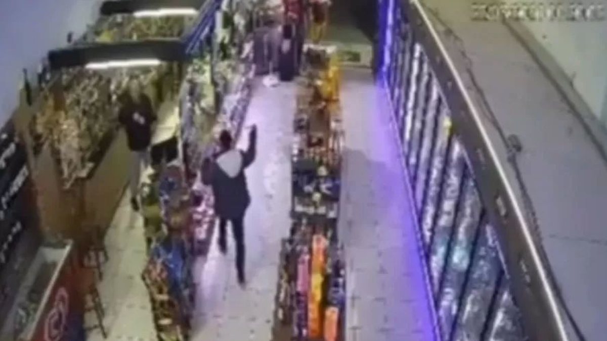 Cliente se irrita com preço de cerveja e tenta matar dono de loja