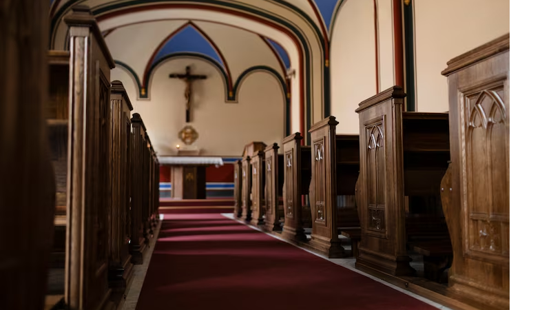 Temendo pela própria segurança e pela integridade das crianças, mulher procurou proteção em uma igreja - Foto: Freepik