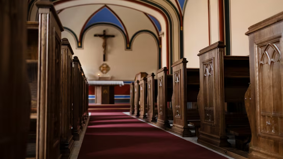 Temendo pela própria segurança e pela integridade das crianças, mulher procurou proteção em uma igreja - Foto: Freepik