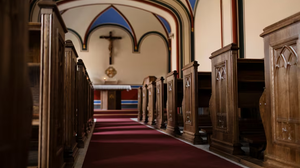 Temendo pela própria segurança e pela integridade das crianças, mulher procurou proteção em uma igreja - Foto: Freepik