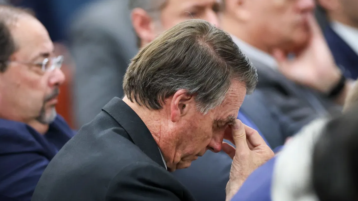 Bolsonaro: médicos relatam piora das crises de soluço e pedem mais exames