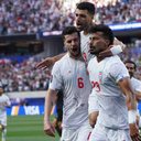 Mehdi Taremi (ao centro) e auxiliar técnico foram parados em aeroporto - Divulgação/FIFA