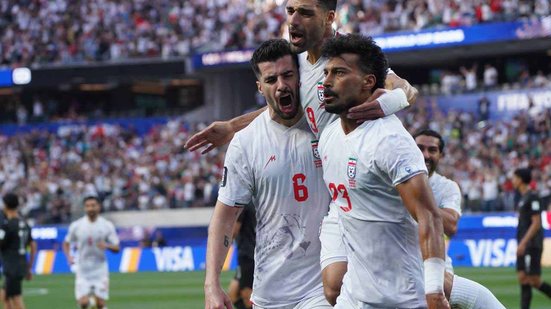 Mehdi Taremi (ao centro) e auxiliar técnico foram parados em aeroporto - Divulgação/FIFA