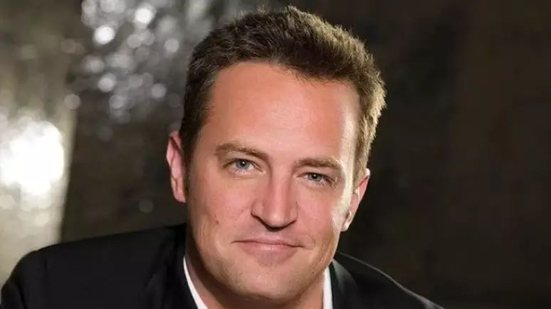 Matthew Perry ficou mundialmente conhecido pelo personagem 'Chandler' na série de comédia 'Friends'. Matthew morreu em 2023 - Divulgação / NBC
