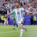 Messi marcou os três gols na vitória da Argentina sobre a Argélia - Divulgação / Site Oficial da FIFA