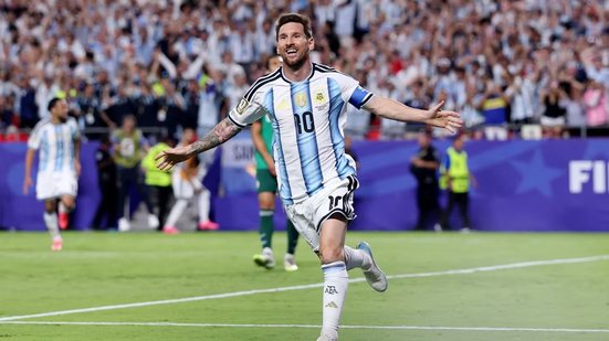 Messi marcou os três gols na vitória da Argentina sobre a Argélia - Divulgação / Site Oficial da FIFA