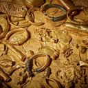 Moedas de ouro e joias recuperadas da embarcação holandesa “Dom van Keulen”, que naufragou na costa inglesa no século 17 — Foto Museu Britânico