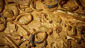 Moedas de ouro e joias recuperadas da embarcação holandesa “Dom van Keulen”, que naufragou na costa inglesa no século 17 — Foto Museu Britânico