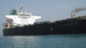 Imagem de arquivo de um navio petroleiro iraniano ancorado no Estreito de Ormuz - Folhapress / Folhapress
