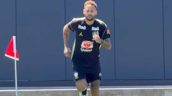 Neymar treina no campo pela primeira vez com a seleção nos EUA