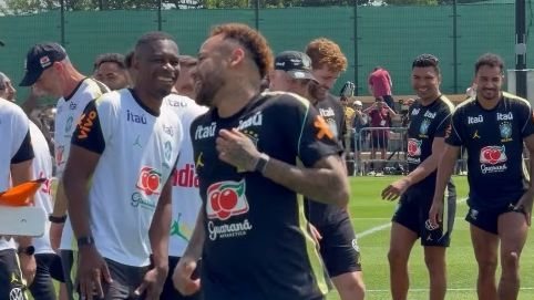 Neymar se junta ao grupo no penúltimo treino antes do jogo duelo contra o Haiti