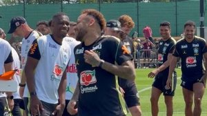 Neymar se junta ao grupo no penúltimo treino antes do jogo duelo contra o Haiti - Reprodução / CBF