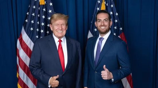 O presidente dos Estados Unidos, Donald Trump, e seu indicado para a Embaixada dos EUA no Brasil, Daniel Perez - Reprodução / Redes sociais