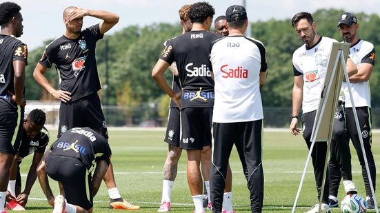 Ancelotti busca soluções e faz ajustes em último treino para confronto com Haiti