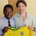 Em foto de 2001, Pelé posa com o jornalista escocês Andrew Downie depois de lhe conceder entrevista; Downie é autor de uma biografia sobre o Rei do Futebol que será lançada em inglês em novembro de 2026 - Arquivo pessoal