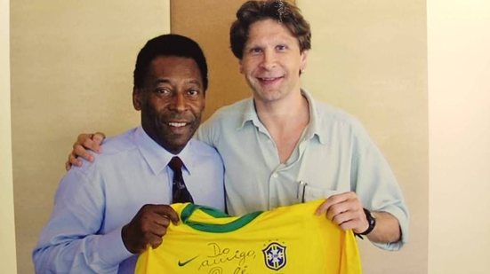 Em foto de 2001, Pelé posa com o jornalista escocês Andrew Downie depois de lhe conceder entrevista; Downie é autor de uma biografia sobre o Rei do Futebol que será lançada em inglês em novembro de 2026Arquivo pessoal
