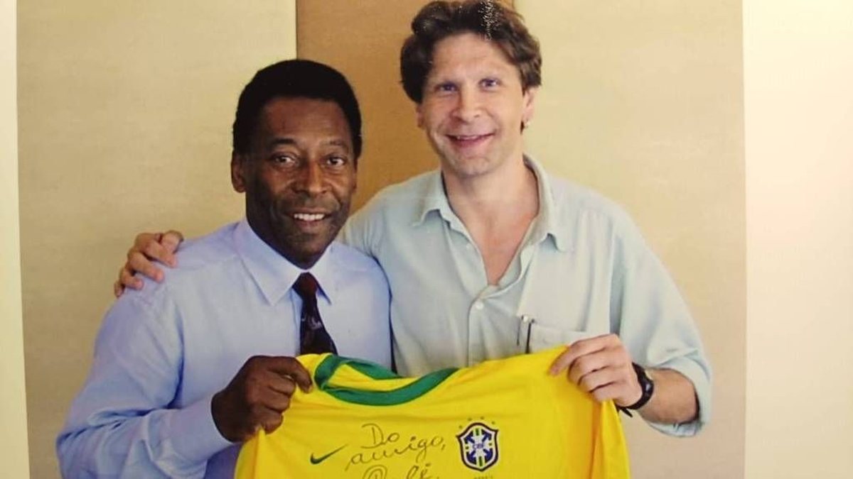 Não se pode achar Messi o maior sem conhecer Pelé, diz escocês que lança biografia do Rei do Futebol