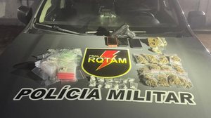 Polícia Militar apreende drogas e captura foragido da Justiça em Maceió - Foto: PM