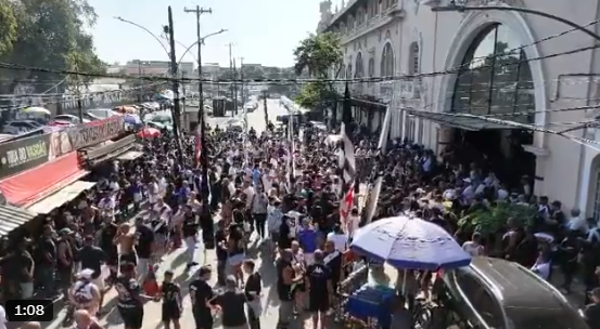 Vídeos: torcedores do Vasco realizam protesto em São Januário e cobram venda da SAF