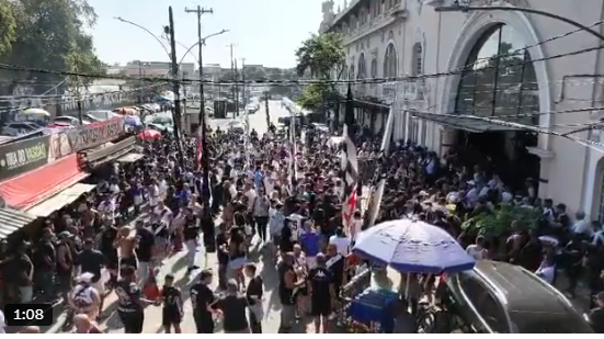 Vídeos: torcedores do Vasco realizam protesto e cobram venda da SAF