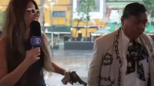 Repórter recebe arma durante transmissão da Copa do Mundo e viraliza nas redes - Reprodução / getv