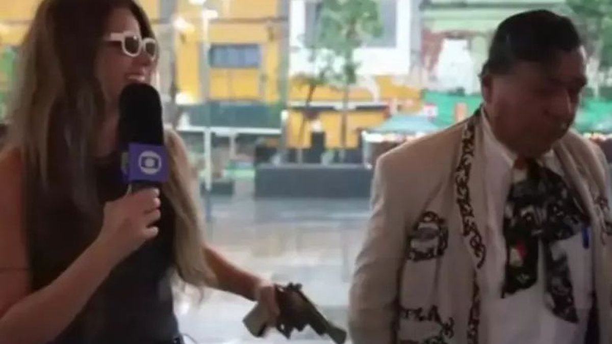 Repórter recebe arma durante transmissão da Copa do Mundo e viraliza nas redes