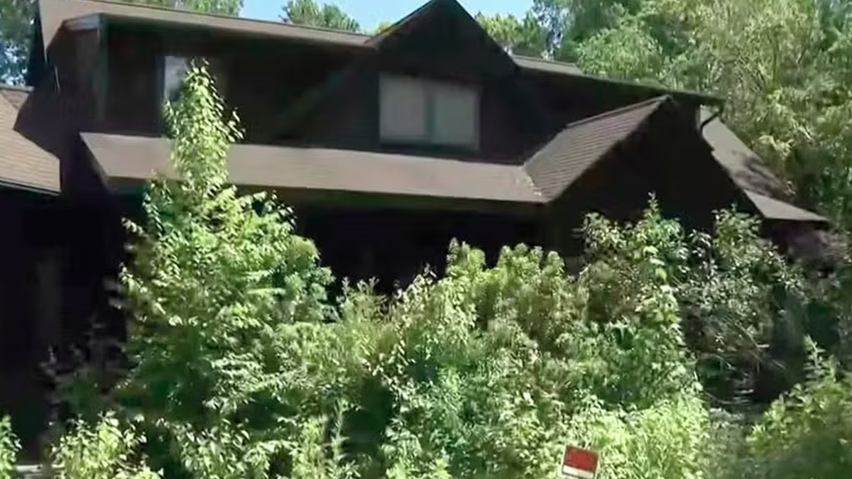 Homem compra casa em leilão e leva \u0027de brinde\u0027 três cadáveres dentro da propriedade