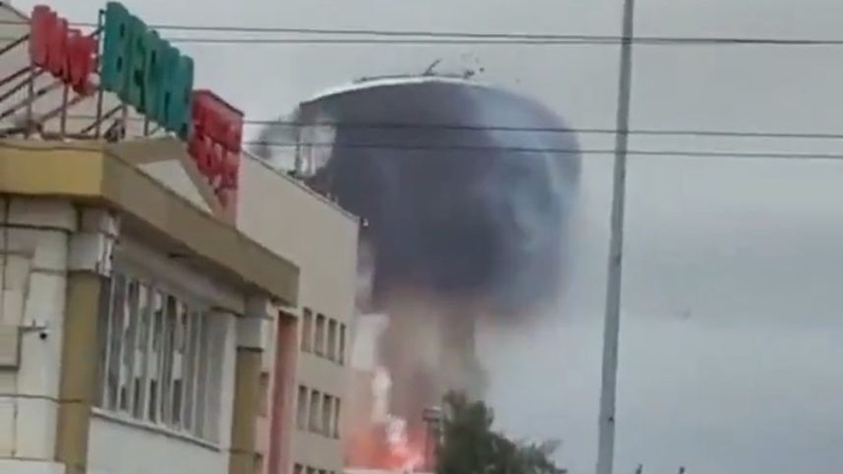 Vídeo: ataque de drone faz teto de refinaria \u0027voar pelos ares\u0027 em Moscou