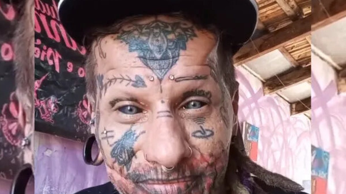 Homens armados invadem casa, fazem chamada de vídeo e matam tatuador