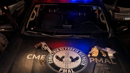 Foram apreendidos um revólver calibre .357 com sete munições deflagradas, 370 gramas de crack, 15 gramas de maconha, uma balaclava e uma mochila preta. - Foto: PM