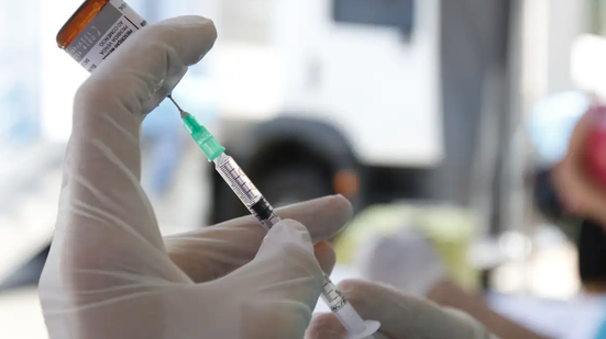 Sarampo: infectologista alerta para vacinação em viagens para a Copa