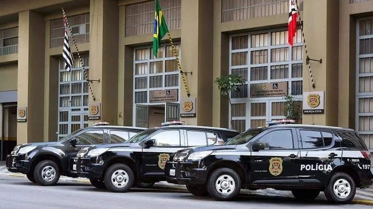Menina de 2 anos fica ferida ao cair de varanda de prédio em SP\u003B mãe é presa por abandono de incapaz