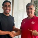 Negociação concluída foi divulgada na noite dessa terça-feira, 23. Na imagem, o zagueiro Wallace e o presidente regatiano Mário Marroquim - Divulgação / CRB