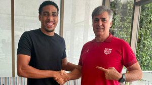 Negociação concluída foi divulgada na noite dessa terça-feira, 23. Na imagem, o zagueiro Wallace e o presidente regatiano Mário Marroquim - Divulgação / CRB