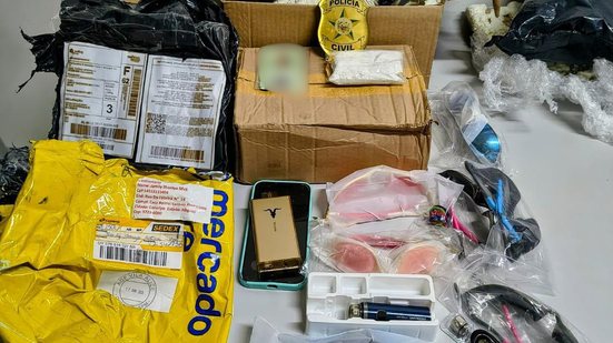 A droga recebida por encomenda seria repassada a outro integrante do grupo criminoso - Foto: Cortesia/PCAL
