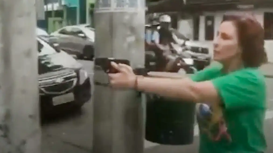 Jornalista foi alvo de uma perseguição a mão armada por parte da então deputada federal Carla Zambelli. - Foto: Reprodução vídeo/Facebook