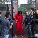 A assassina confessa Paola Stefany Neto Cirino na saída do prédio no São Pedro, em Belo Horizonte — Flavio Tavares/O TEMPO
