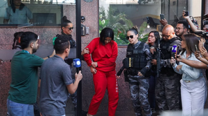 A assassina confessa Paola Stefany Neto Cirino na saída do prédio no São Pedro, em Belo Horizonte — Flavio Tavares/O TEMPO