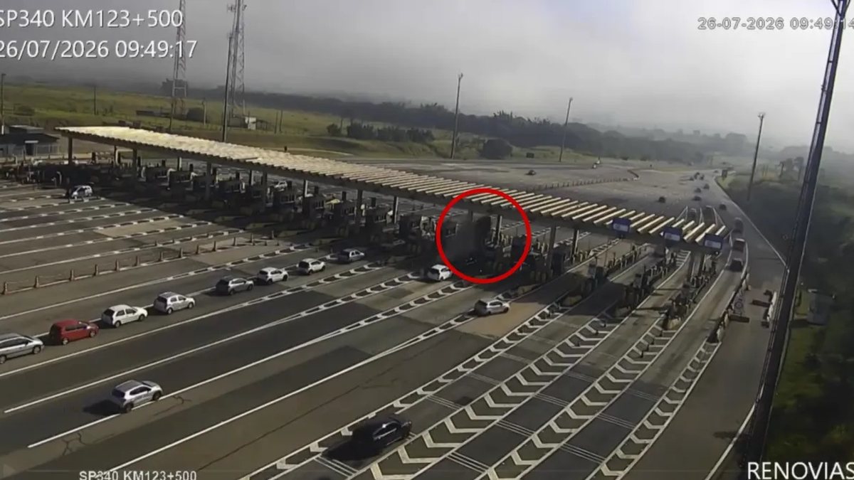 Imagens impressionantes: carro em alta velocidade \u0027voa\u0027 e derruba teto de pedágio em SP