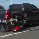 Imagem Acidente com caminhonete deixa motociclista ferido e trânsito lento, na orla de Maceió